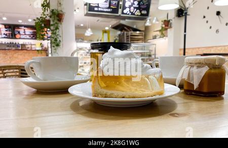 perte d'un morceau de pâte à pain sablé avec crème de meringue sur la table du café au gâteau à la gélatine transparente. Banque D'Images