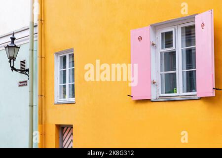 Volets roses, rue Sulevimagi, Vieille ville, Tallinn, Estonie, Europe Banque D'Images