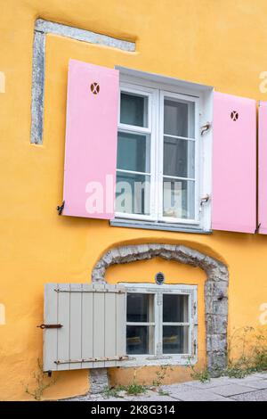 Volets roses, rue Sulevimagi, Vieille ville, Tallinn, Estonie, Europe Banque D'Images