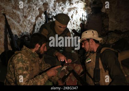 Idlib, Syrie. 23rd octobre 2022. Les combattants de l'opposition syrienne armée, connue sous le nom de Front de libération nationale (NFL), se confèrent dans un tunnel souterrain sur les lignes de front face aux forces du régime syrien, dans la campagne d'Idlib. Credit: Aras Alkharboutli/dpa/Alamy Live News Banque D'Images