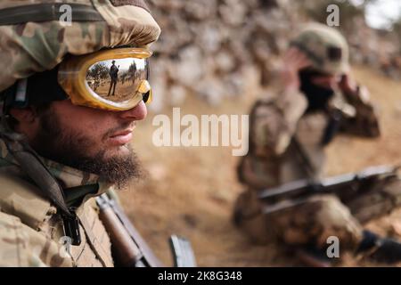 Idlib, Syrie. 23rd octobre 2022. Les combattants de l'opposition syrienne armée, connue sous le nom de Front de libération nationale (NFL), prennent position sur les lignes de front face aux forces du régime syrien, dans la campagne d'Idlib. Credit: Aras Alkharboutli/dpa/Alamy Live News Banque D'Images