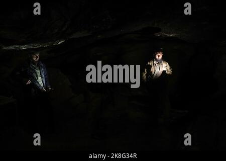 Idlib, Syrie. 23rd octobre 2022. Les combattants de l'opposition syrienne armée, connue sous le nom de Front de libération nationale (NFL), se tiennent sous la garde d'un tunnel souterrain sur les lignes de front face aux forces du régime syrien, dans la campagne d'Idlib. Credit: Aras Alkharboutli/dpa/Alamy Live News Banque D'Images