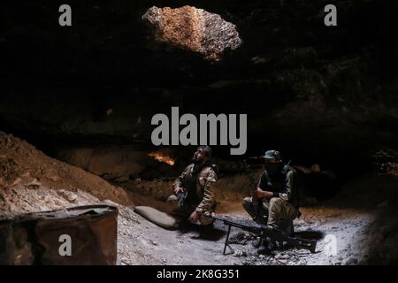 Idlib, Syrie. 23rd octobre 2022. Les combattants de l'opposition syrienne armée, connue sous le nom de Front de libération nationale (NFL), s'assoient dans un tunnel souterrain sur les lignes de front face aux forces du régime syrien, dans la campagne d'Idlib. Credit: Aras Alkharboutli/dpa/Alamy Live News Banque D'Images