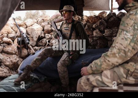 Idlib, Syrie. 23rd octobre 2022. Les combattants de l'opposition syrienne armée, connue sous le nom de Front de libération nationale (NFL), prennent position sur les lignes de front face aux forces du régime syrien, dans la campagne d'Idlib. Credit: Aras Alkharboutli/dpa/Alamy Live News Banque D'Images