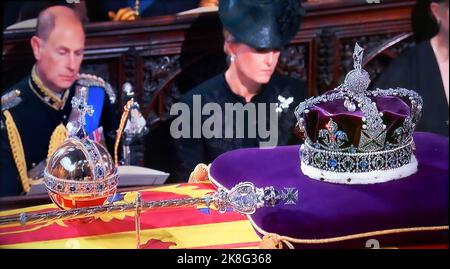 BIJOUX DE LA COURONNE Service funéraire de la reine Elizabeth à l’intérieur de la chapelle Saint-Georges Windsor, avec la couronne d’État impériale du monarque, le sécteur et l’orbe sur le cercueil de sa Majesté, les symboles du souverain britannique exposés à l’intérieur de la chapelle royale pendant les funérailles. Derrière un sombre comte de Wessex Prince Edward et Sophie, comtesse de Wessex, UHD Broadcast STILL. 19/09/2022 St. Georges Chapel Windsor Berkshire Royaume-Uni Banque D'Images