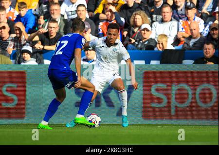 Swansea, pays de Galles, Royaume-Uni. 23rd octobre 2022 ; stade Swansea.com, Swansea, pays de Galles ; football de championnat, Swansea contre Cardiff; Matthew Sorinola de Swansea City prend Tom sang de Cardiff City Credit: Action plus Sports Images/Alay Live News Banque D'Images