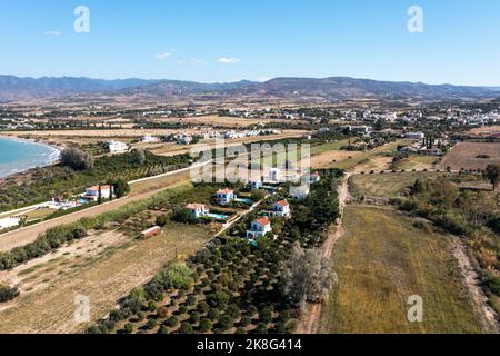 Vue sur la côte et le paysage autour de Polis Chrysochous Chypre. Banque D'Images