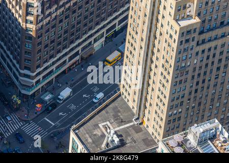 Belle vue sur une rue de Manhattan par une belle journée d'été. New York. ÉTATS-UNIS. Banque D'Images