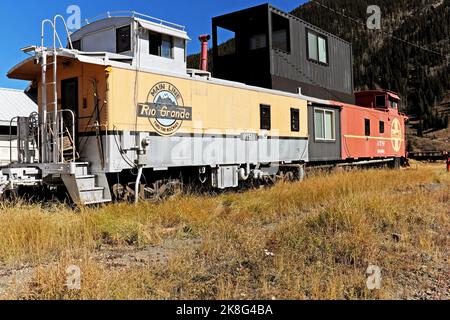 Des cabooses restaurés et réutilisés, l'un du Rio Grande et l'autre du Santa Fe, ont été réunis à Silverton, Colorado, États-Unis. Banque D'Images