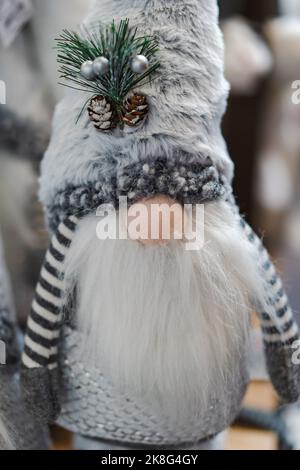 Noël noir et blanc Gonk portant un chapeau de laine avec des cônes de pin, des branches de peral et de feuilles Banque D'Images