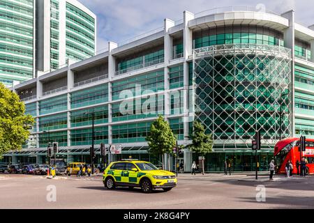 Une course d'urgence ambulanciers spécialisée rapide pour assister à un accident passant devant l'hôpital University College de Londres Banque D'Images