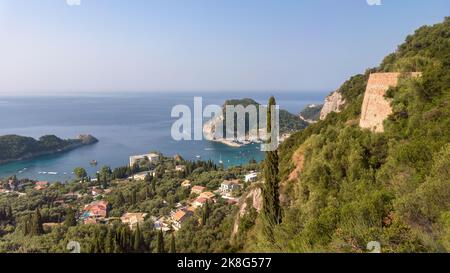 Vue sur la côte de l'île grecque de Corfou avec le village de Paleokastritsa Banque D'Images