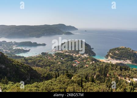 Vue sur la côte de l'île grecque de Corfou avec le village de Paleokastritsa Banque D'Images