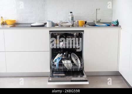 Pile de plats sales dans la cuisine Banque D'Images