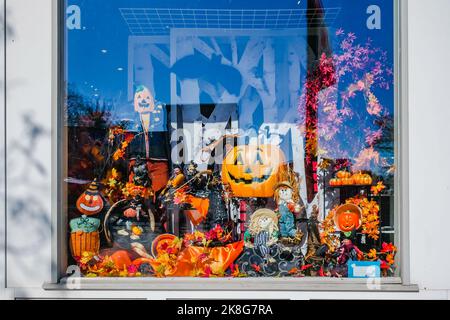 décoration d'halloween derrière une vitrine de magasin de détail Banque D'Images