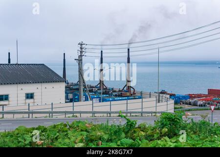 Yuzhno-Kurilsk, Russie - 01 août 2022 : centrale diesel avec cheminées de fumée sur l'île Banque D'Images