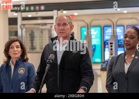 Janno Lieber, président et chef de la direction de MTA, parle lors de l'annonce d'initiatives élargies visant à assurer la sécurité des voies de métro de la ville de New York et à lutter contre la criminalité liée aux transports en commun à New York. Le gouverneur Hochul, un peu plus de deux semaines avant que Hochul ne tente de conserver son siège le jour de l'élection, accompagné du maire de New York, Eric Adams, du commissaire du département de police de New York, Keechant L. Sewell, et du président et chef de la direction de MTA, Janno Lieber, ont annoncé les « COPS, Camera, Care a pris l'initiative du Grand Central terminal, qui comprend le département de police de l'Etat MTA et le NYPD qui se joignent à ses forces pour ajouter 1 200 heures supplémentaires par jour pour surveiller Banque D'Images