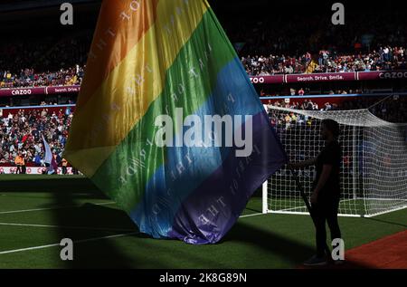 Birmingham, Royaume-Uni. 23rd octobre 2022. Un drapeau arc-en-ciel est flotté avant le match de la Premier League à Villa Park, Birmingham. Crédit photo à lire : Darren Staples/Sportimage crédit : Sportimage/Alay Live News Banque D'Images