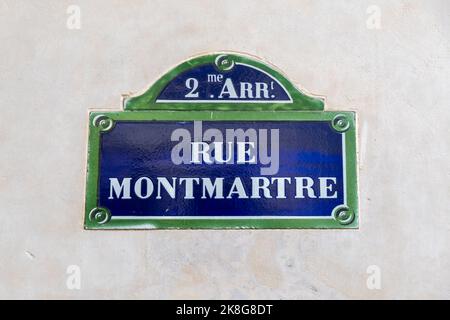 Rue parisienne traditionnelle avec l'inscription « rue Montmartre », située dans le deuxième arrondissement de Paris, en France Banque D'Images