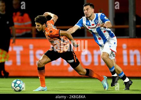 VOLENDAM - (lr) Walid Ould-Chikh du FC Volendam, Thom Haye de SC Heerenveen pendant le match hollandais entre le FC Volendam et SC Heerenveen au stade de Kras à 23 octobre 2022 à Volendam, aux pays-Bas. ANP GERRIT VAN COLOGNE Banque D'Images