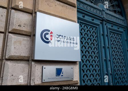 Panneau avec logo à l'entrée du siège de la Chambre de Commerce et d'Industrie (CCI) de Paris Ile-de-France Banque D'Images