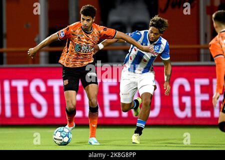 VOLENDAM - (lr) Walid Ould-Chikh du FC Volendam, Milan van Ewijk de SC Heerenveen pendant le match néerlandais entre le FC Volendam et le SC Heerenveen au stade de Kras à 23 octobre 2022 à Volendam, aux pays-Bas. ANP GERRIT VAN COLOGNE Banque D'Images