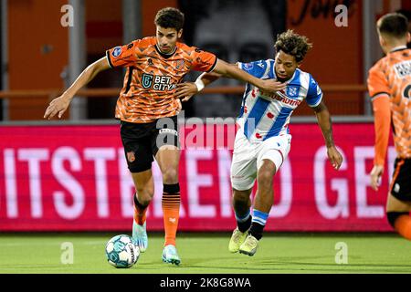 VOLENDAM - (lr) Walid Ould-Chikh du FC Volendam, Milan van Ewijk de SC Heerenveen pendant le match néerlandais entre le FC Volendam et le SC Heerenveen au stade de Kras à 23 octobre 2022 à Volendam, aux pays-Bas. ANP GERRIT VAN COLOGNE Banque D'Images