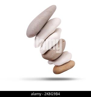 Pile de pierres de hêtre tombant sur un fond blanc Banque D'Images