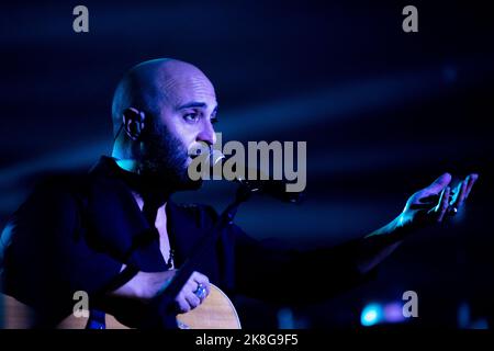 Naples, Salerne, Italie. 22nd octobre 2022. Giuliano Sangiorgi, chanteur du groupe italien Negramaro, se produit lors du « Tour européen branché » en direct au Teatro Augusteo sur 22 octobre 2022 à Naples, Italie (Credit image: © Francesco Luciano/ZUMA Press Wire) Banque D'Images