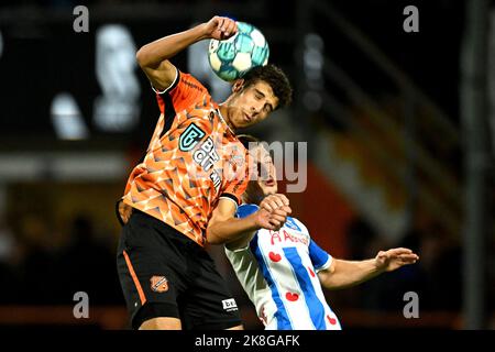 VOLENDAM - (lr) Walid Ould-Chikh du FC Volendam, Simon Olsson de SC Heerenveen pendant le match néerlandais entre le FC Volendam et le sc Heerenveen au stade de Kras à 23 octobre 2022 à Volendam, aux pays-Bas. ANP GERRIT VAN COLOGNE Banque D'Images