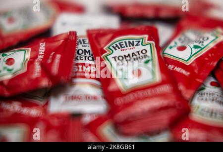 Paquets individuels de ketchup Heinz à New York mercredi, 19 octobre 2022. (© Richard B. Levine) Banque D'Images