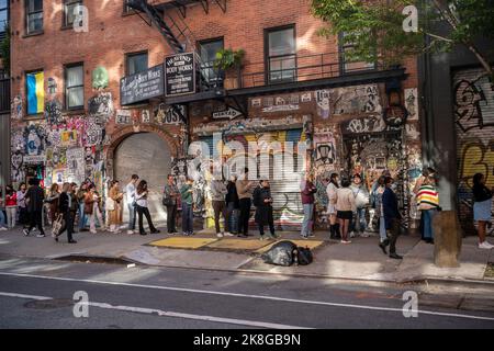 Les visiteurs attendent jusqu'à une heure pour participer à la foire du livre d'art New-yorkais de Printed Matter, à Chelsea, à New York, le dimanche, 16 octobre 2022. Cet événement de 3 jours présente des livres d'artistes, des périodiques, des zines et des catalogues. (© Richard B. Levine) Banque D'Images