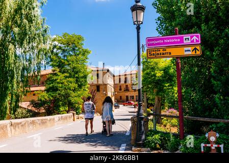 Entrée au village. Rue de Sajazarra. Village médiéval de la Rioja Alb. Sajazarra, la Rioja, Espagne, Europe Banque D'Images