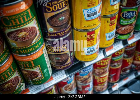 Des boîtes de Hormel, Amy’s Kitchen et d’autres produits à base de haricots de marque, y compris de la soupe et du Chili, dans un supermarché de New York, mardi, 18 octobre 2022. (© Richard B. Levine) Banque D'Images