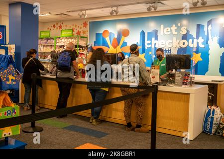 Ligne de check-out visitez le nouveau Toys “R” US situé dans le grand magasin Macy’s Herald Square le jour de l’ouverture, vendredi, 14 octobre 2022. WHP Global, propriétaire de Toys “R” US, a conclu un partenariat avec Macy’s pour ouvrir des magasins dans 451 magasins Macy’s. Toys “R” US fermé en 2018 après avoir déposé son dossier de faillite.(© Richard B. Levine) Banque D'Images