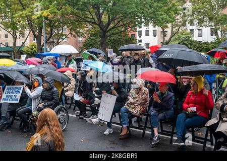 Les résidents de la Penn South Housing Cooperative et leurs partisans se rassemblent dimanche, 23 octobre 2022 à Chelsea, à New York, contre la construction d'une sous-station de la Metropolitan Transportation Authority sur West 28 St, au milieu de la coopérative. (© Richard B. Levine) Banque D'Images