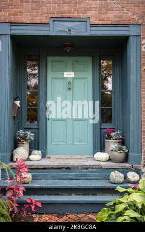 Vestper B & B porche et entrée bleue à l'avant, Woodstock, Vermont, États-Unis US VT décorations d'automne Halloween Nouvelle-Angleterre Banque D'Images