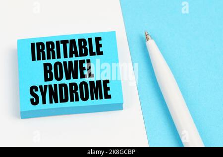 Concept médical. Sur une surface blanche et bleue, un stylo et des autocollants bleus avec l'inscription - syndrome de l'intestin irritable Banque D'Images