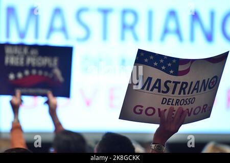 Peckville, États-Unis. 22nd octobre 2022. Les partisans du candidat républicain pour le gouverneur Doug Matriano placards vagues. Crédit : SOPA Images Limited/Alamy Live News Banque D'Images