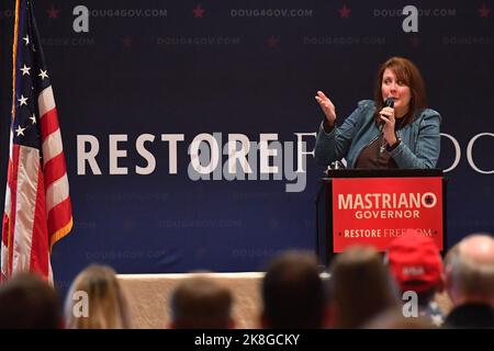 Peckville, États-Unis. 22nd octobre 2022. Épouse du candidat républicain au poste de gouverneur Doug Matriano, Rebbeca Matriano parle lors d'un rassemblement. Crédit : SOPA Images Limited/Alamy Live News Banque D'Images