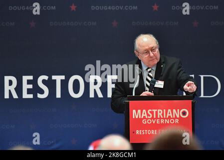 Peckville, États-Unis. 22nd octobre 2022. Ernie Preate montre le public lors d'un rassemblement pour le candidat républicain du gouverneur Doug Matriano. Crédit : SOPA Images Limited/Alamy Live News Banque D'Images