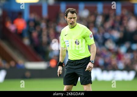 Birmingham, Royaume-Uni. 23rd octobre 2022. DARREN ENGLAND Referee lors du match Premier League entre Aston Villa et Brentford à Villa Park, Birmingham, Angleterre, le 23 octobre 2022. Photo de Mick Haynes. Utilisation éditoriale uniquement, licence requise pour une utilisation commerciale. Aucune utilisation dans les Paris, les jeux ou les publications d'un seul club/ligue/joueur. Crédit : UK Sports pics Ltd/Alay Live News Banque D'Images