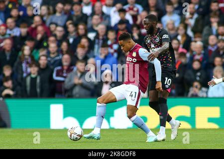 Birmingham, Royaume-Uni. 23rd octobre 2022. Jacob Ramsey d'Aston Villa (41) et Josh Dasilva de Brentford (10) se battent pour le bal lors du match de la première ligue entre Aston Villa et Brentford à Villa Park, Birmingham, Angleterre, le 23 octobre 2022. Photo de Mick Haynes. Utilisation éditoriale uniquement, licence requise pour une utilisation commerciale. Aucune utilisation dans les Paris, les jeux ou les publications d'un seul club/ligue/joueur. Crédit : UK Sports pics Ltd/Alay Live News Banque D'Images