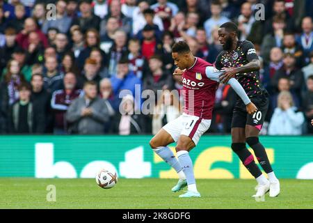 Birmingham, Royaume-Uni. 23rd octobre 2022. Jacob Ramsey d'Aston Villa (41) et Josh Dasilva de Brentford (10) se battent pour le bal lors du match de la première ligue entre Aston Villa et Brentford à Villa Park, Birmingham, Angleterre, le 23 octobre 2022. Photo de Mick Haynes. Utilisation éditoriale uniquement, licence requise pour une utilisation commerciale. Aucune utilisation dans les Paris, les jeux ou les publications d'un seul club/ligue/joueur. Crédit : UK Sports pics Ltd/Alay Live News Banque D'Images