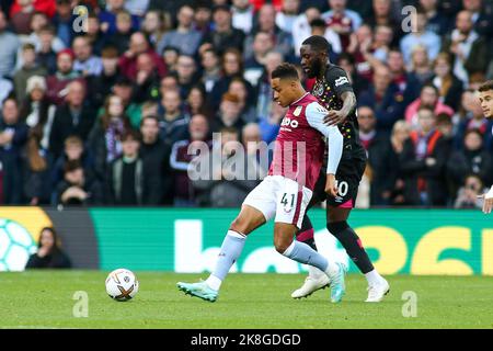 Birmingham, Royaume-Uni. 23rd octobre 2022. Jacob Ramsey d'Aston Villa (41) et Josh Dasilva de Brentford (10) se battent pour le bal lors du match de la première ligue entre Aston Villa et Brentford à Villa Park, Birmingham, Angleterre, le 23 octobre 2022. Photo de Mick Haynes. Utilisation éditoriale uniquement, licence requise pour une utilisation commerciale. Aucune utilisation dans les Paris, les jeux ou les publications d'un seul club/ligue/joueur. Crédit : UK Sports pics Ltd/Alay Live News Banque D'Images