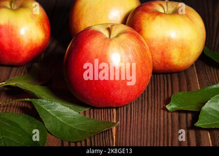 groupe de pommes sur fond de bois Banque D'Images