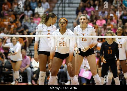 22 octobre 2022: Le bloqueur moyen du Texas KAYLA CAFFEY (28) attend le début du jeu sur un service de Longhorns lors d'un match de volleyball universitaire NCAA entre le Texas et la Virginie occidentale le 22 octobre 2022, à Austin. Le Texas a gagné 3-0. (Image de crédit : © Scott Coleman/ZUMA Press Wire) Banque D'Images