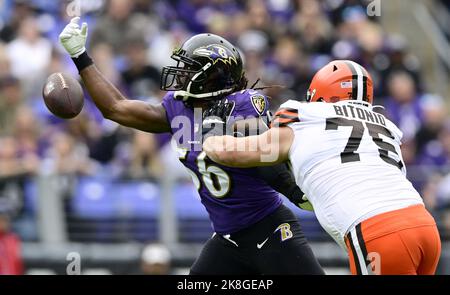 Baltimore, États-Unis. 23rd octobre 2022. Le linebacker des Ravens de Baltimore Josh Bynes (56) manque une interception potentielle alors que le garde des Browns de Cleveland Joel Bitonio (75) le bloque pendant la première moitié au stade M&T Bank à Baltimore, Maryland, dimanche, 23 octobre 2022. Photo de David Tulis/UPI crédit: UPI/Alay Live News Banque D'Images