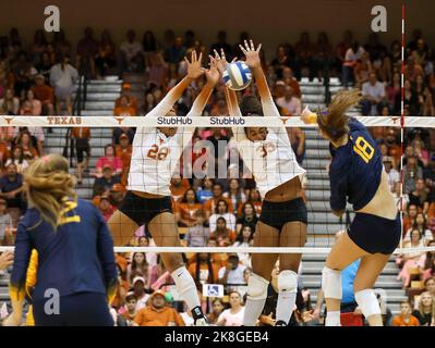 22 octobre 2022: Le bloqueur moyen du Texas KAYLA CAFFEY (28) et le joueur extérieur LOGAN EGGGLESTON (33) vont jusqu'à bloc lors d'un match de volleyball universitaire NCAA entre le Texas et la Virginie occidentale le 22 octobre 2022, à Austin. Le Texas a gagné 3-0. (Image de crédit : © Scott Coleman/ZUMA Press Wire) Banque D'Images