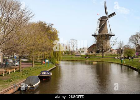 Moulin à vent le long du Singel dans le centre de la ville de Leiden. Banque D'Images